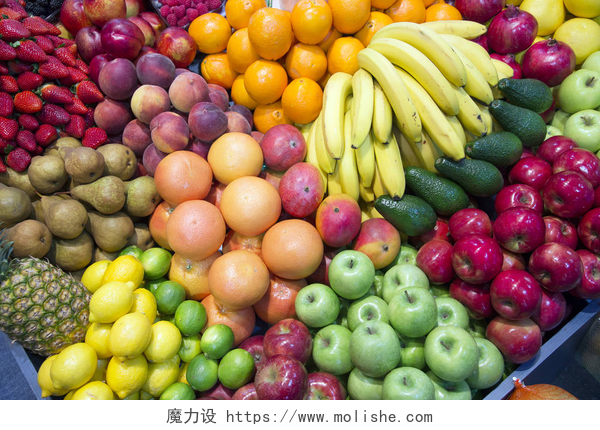 市场上新鲜采摘的有机水果大的有机水果零售市场上的分类
